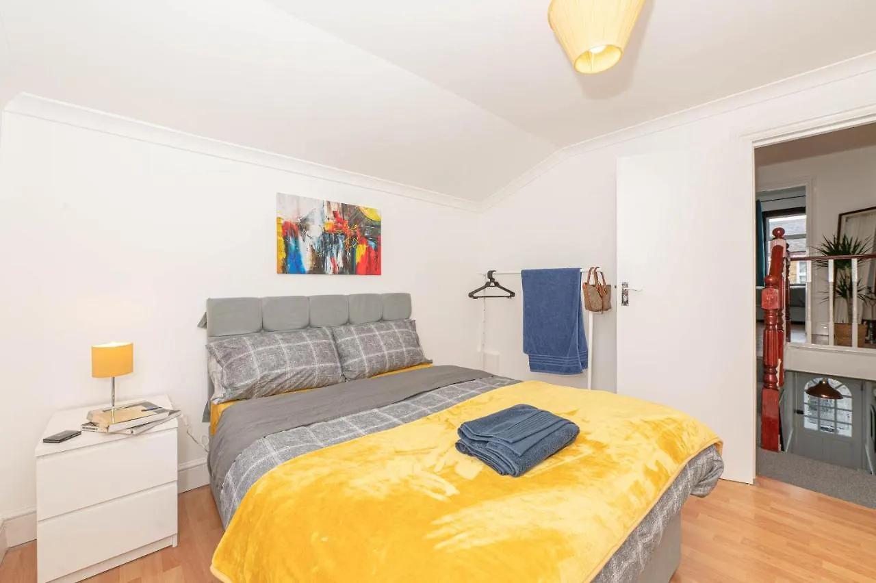 Xtra Large 4 Bedroom House, Near Excel, London City And 5 Walk To Train Station United Kingdom