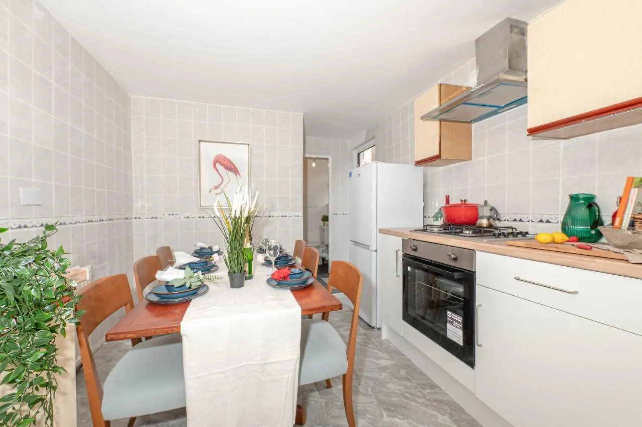 Holiday home Xtra Large 4 Bedroom House, Near Excel, London City And 5 Walk To Train Station