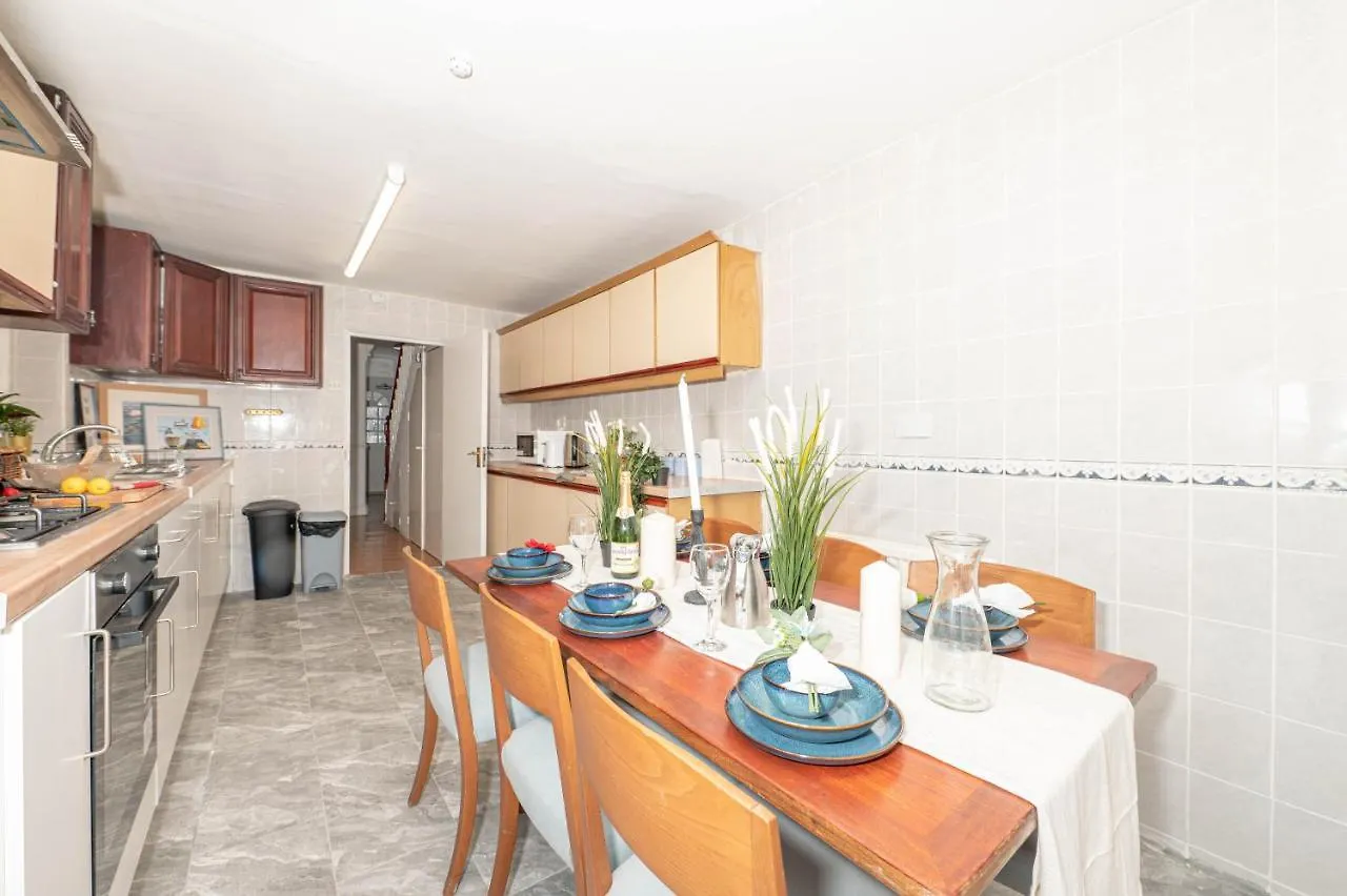 Xtra Large 4 Bedroom House, Near Excel, London City And 5 Walk To Train Station 0*,