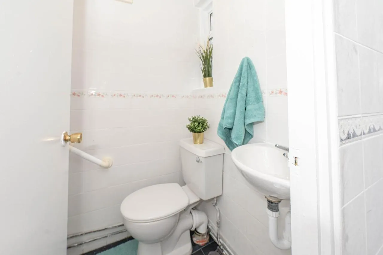 Xtra Large 4 Bedroom House, Near Excel, London City And 5 Walk To Train Station Holiday home