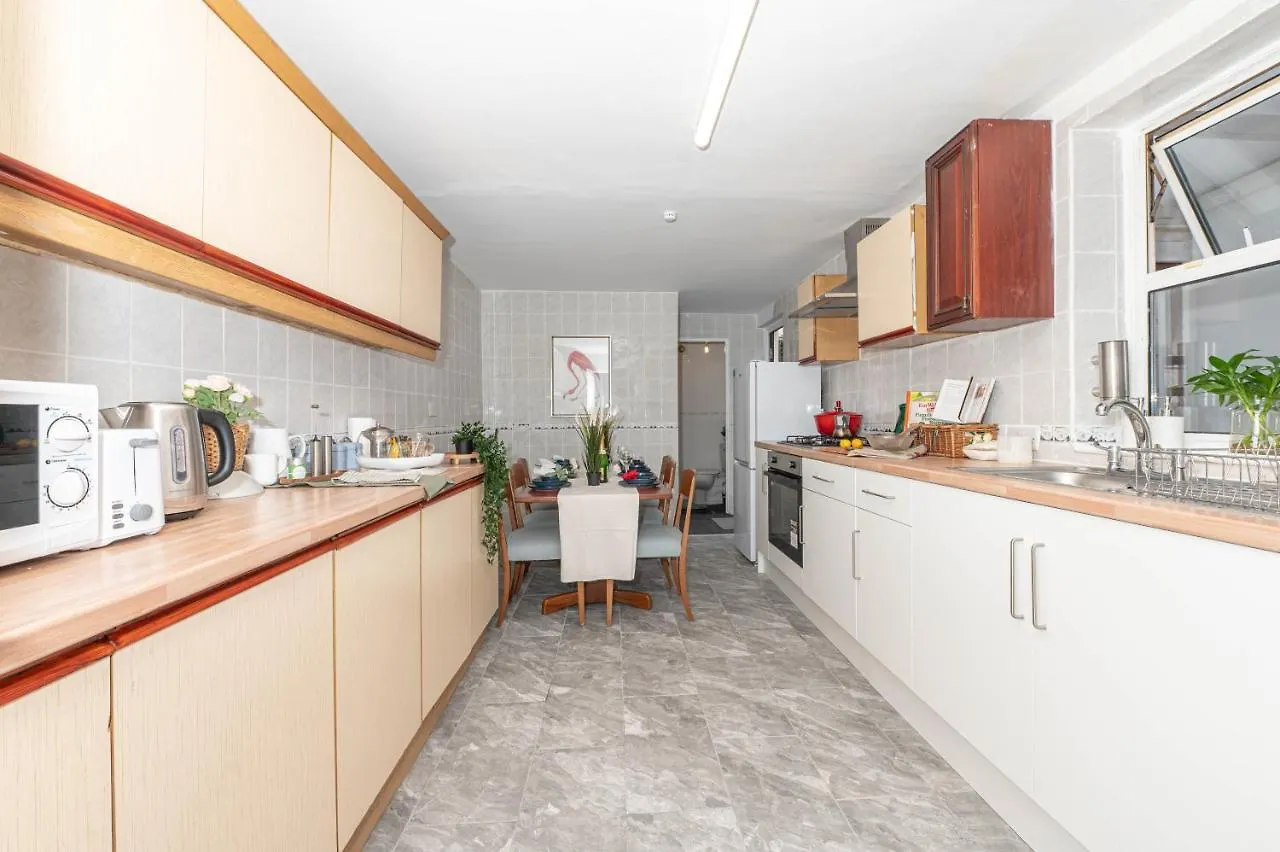 Holiday home Xtra Large 4 Bedroom House, Near Excel, London City And 5 Walk To Train Station