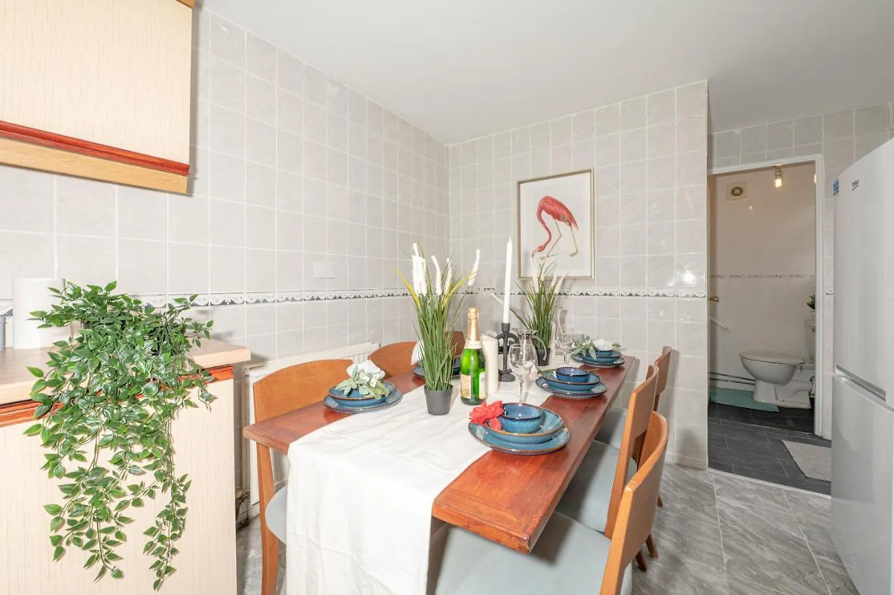 Xtra Large 4 Bedroom House, Near Excel, London City And 5 Walk To Train Station