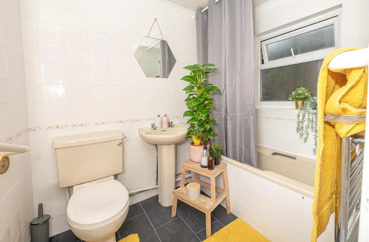 Holiday home Xtra Large 4 Bedroom House, Near Excel, London City And 5 Walk To Train Station United Kingdom