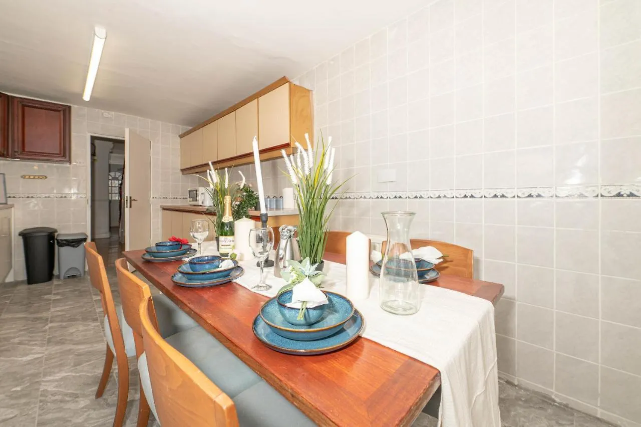 Xtra Large 4 Bedroom House, Near Excel, London City And 5 Walk To Train Station 0*,  United Kingdom