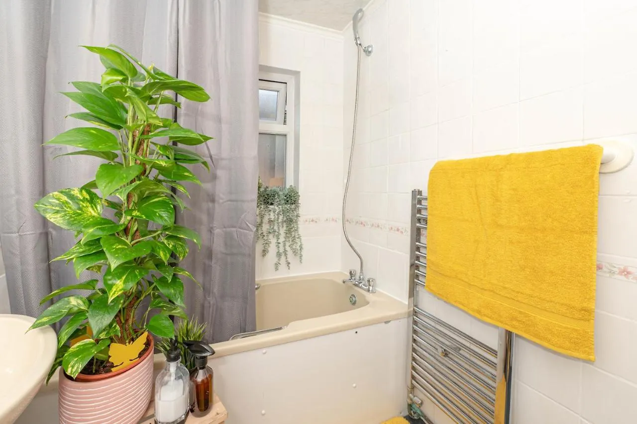 Xtra Large 4 Bedroom House, Near Excel, London City And 5 Walk To Train Station United Kingdom