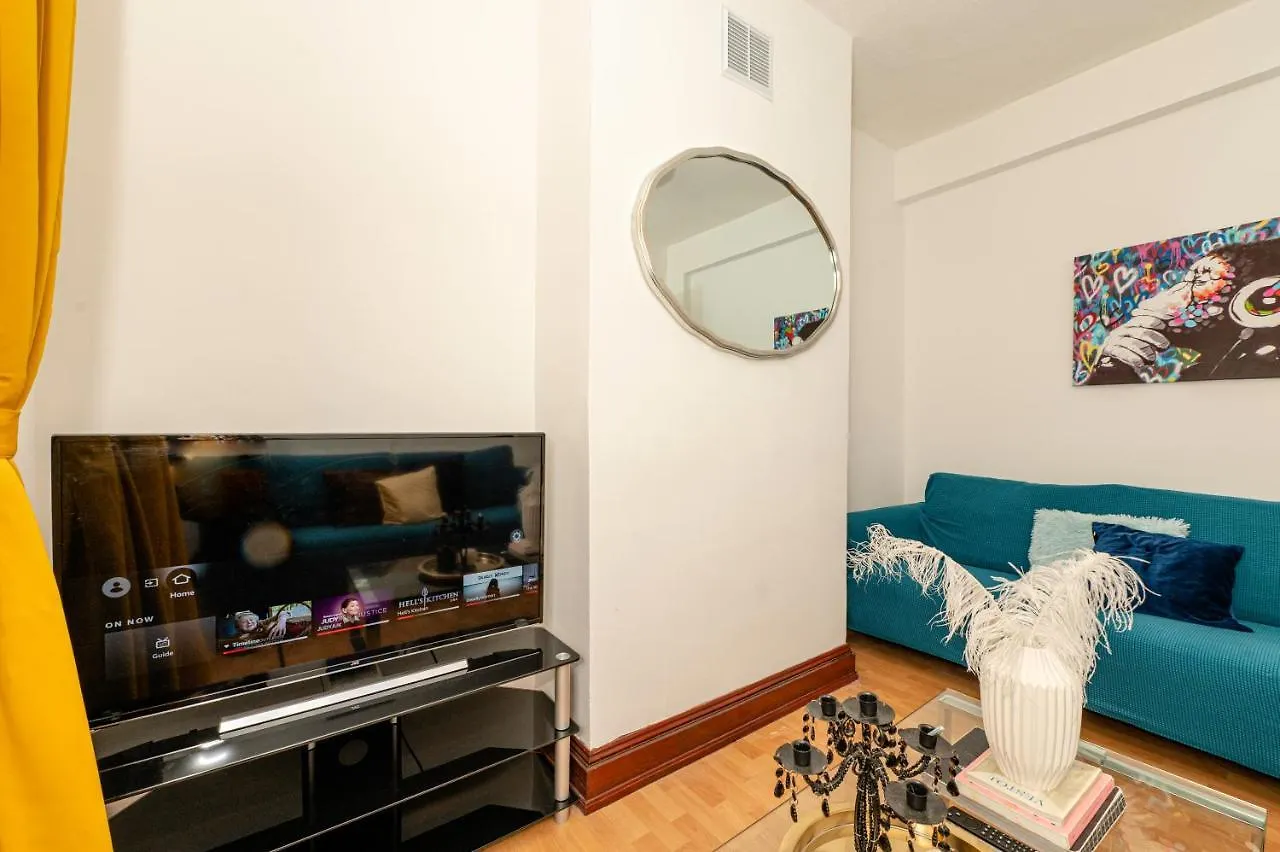 Holiday home Xtra Large 4 Bedroom House, Near Excel, London City And 5 Walk To Train Station