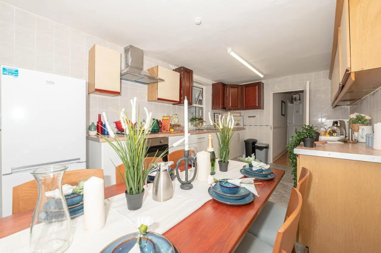 Xtra Large 4 Bedroom House, Near Excel, London City And 5 Walk To Train Station