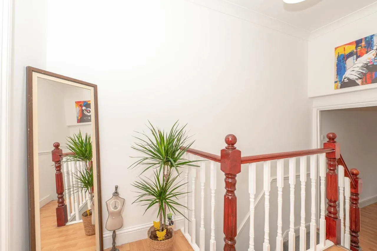 Xtra Large 4 Bedroom House, Near Excel, London City And 5 Walk To Train Station United Kingdom