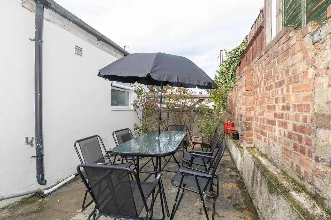 Xtra Large 4 Bedroom House, Near Excel, London City And 5 Walk To Train Station 0*,  United Kingdom