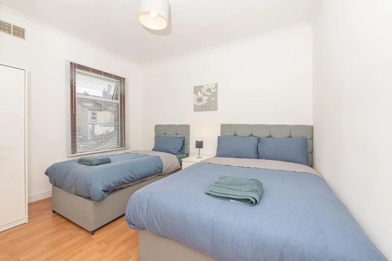 Xtra Large 4 Bedroom House, Near Excel, London City And 5 Walk To Train Station Holiday home