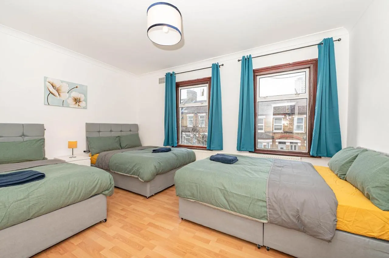 Holiday home Xtra Large 4 Bedroom House, Near Excel, London City And 5 Walk To Train Station United Kingdom