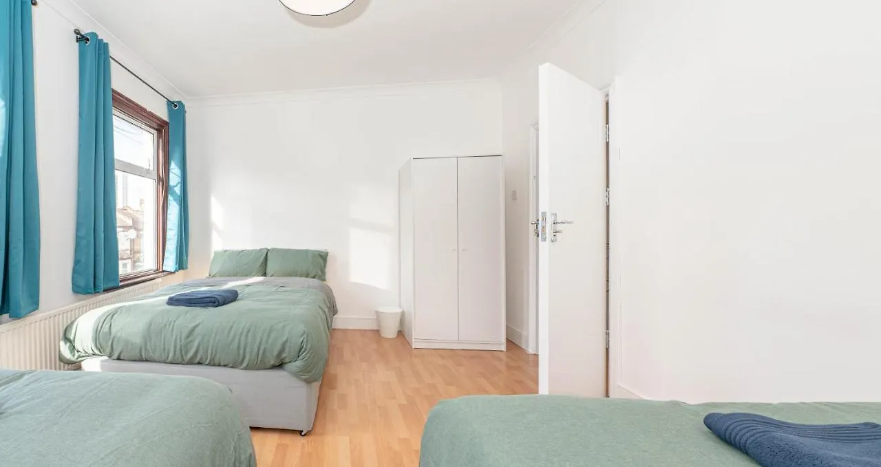 Xtra Large 4 Bedroom House, Near Excel, London City And 5 Walk To Train Station 0*,