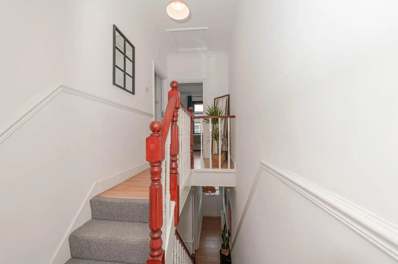 Xtra Large 4 Bedroom House, Near Excel, London City And 5 Walk To Train Station Holiday home
