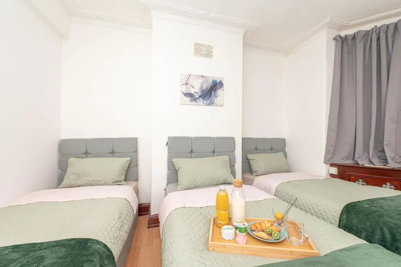 Xtra Large 4 Bedroom House, Near Excel, London City And 5 Walk To Train Station 0*,  United Kingdom