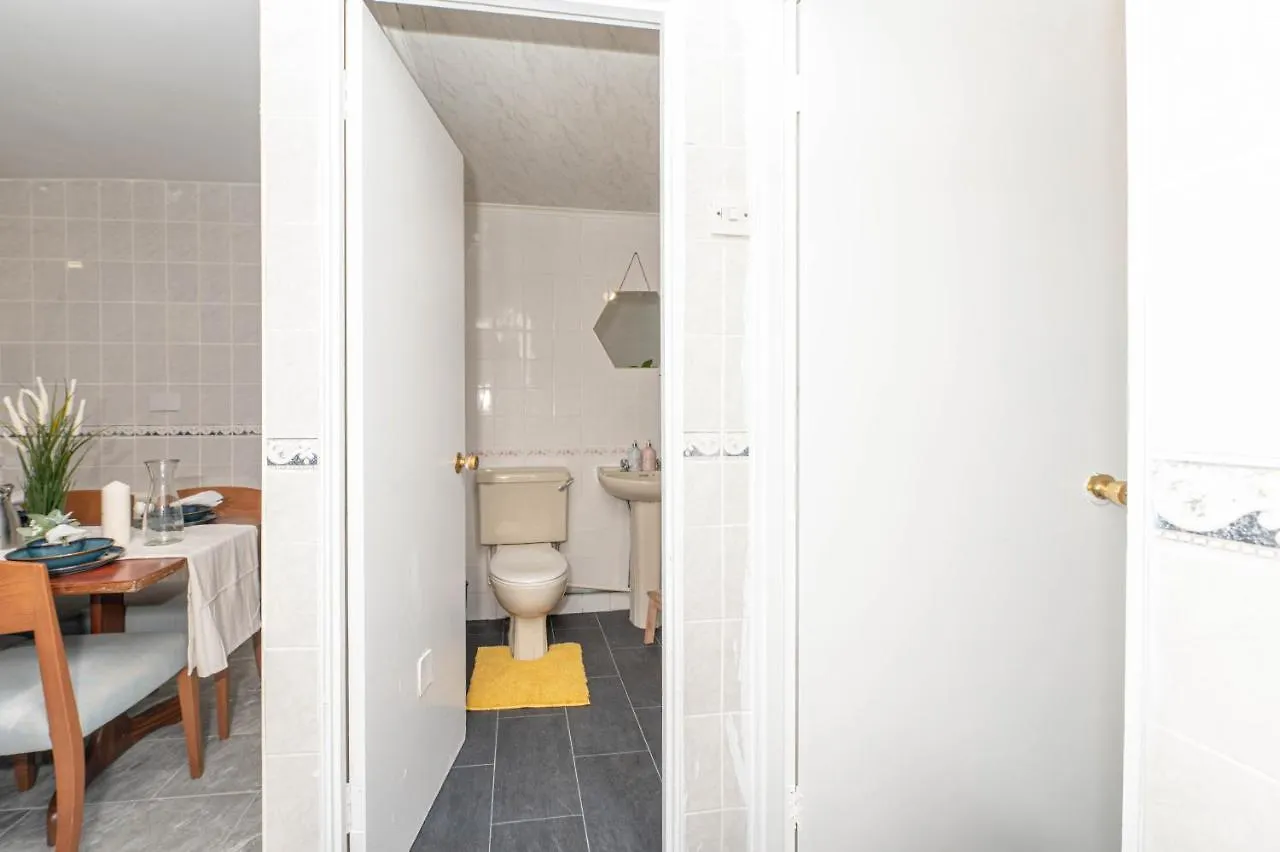 Holiday home Xtra Large 4 Bedroom House, Near Excel, London City And 5 Walk To Train Station