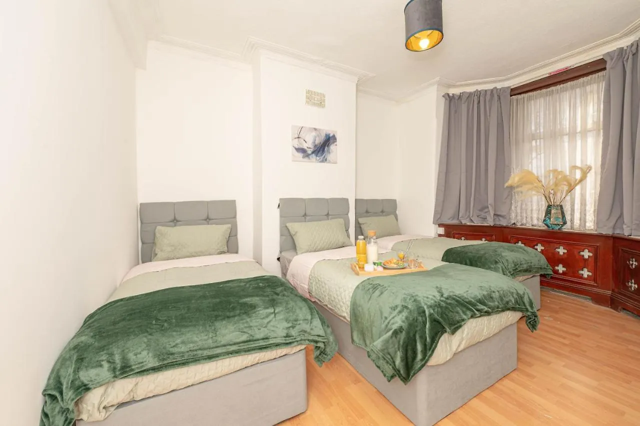 Xtra Large 4 Bedroom House, Near Excel, London City And 5 Walk To Train Station