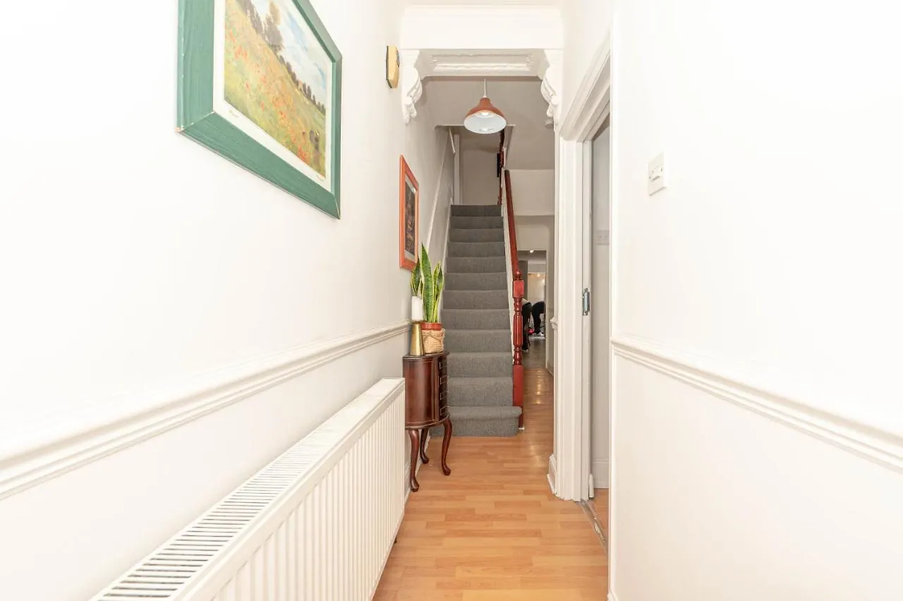 Holiday home Xtra Large 4 Bedroom House, Near Excel, London City And 5 Walk To Train Station United Kingdom
